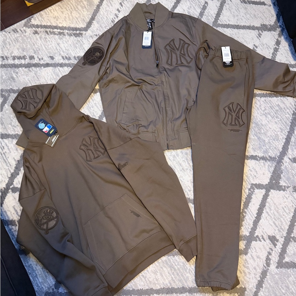 Pro Standard NY Yankees Tracksuit Set